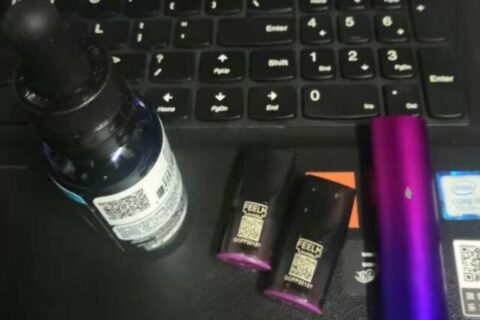 悦刻烟弹怎么拆开注油？