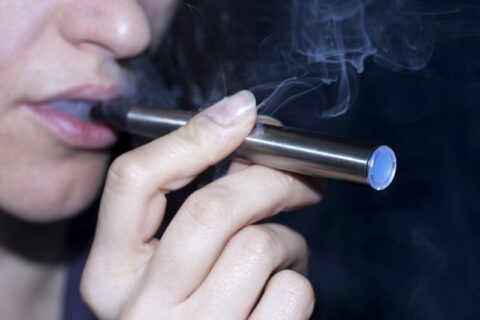 电子烟为什么吸不出烟感觉有东西堵住了？