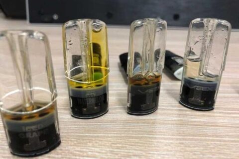 透明烟弹烟油发黄是什么原因？