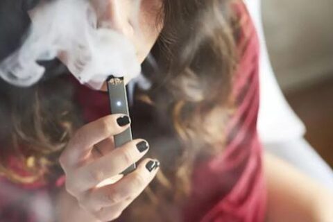 女生抽电子烟什么心态？