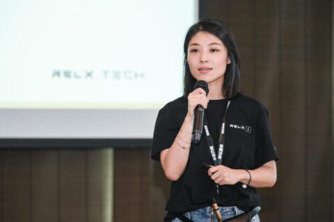 relx创始人汪莹抽烟吗？